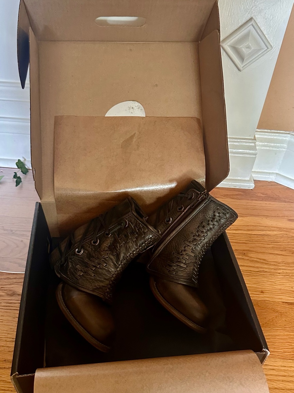 Freebird Tan Cedrick distressed Leather Lace-Up Ankle Boots. Size 6